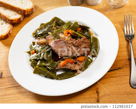 Beef stew served with green beans 112981017