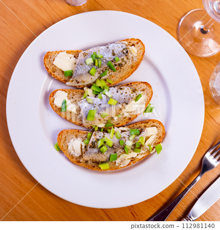 Sandwich with herring fish and butter 112981140
