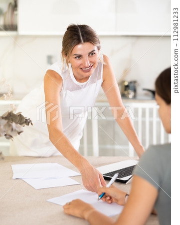 Woman agent communicates with client and makes deal with him 112981233