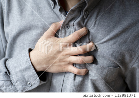 男子健康狀況不佳、胸痛、壓力、身體部位、部位切割 112981371