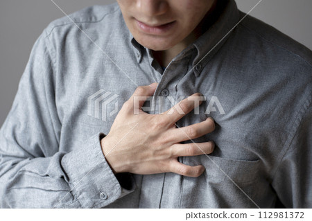 男子健康狀況不佳、胸痛、壓力、身體部位、部位切割 112981372