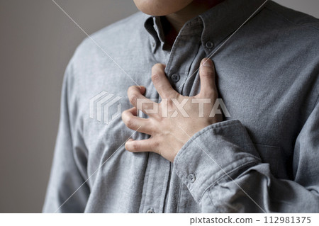 男子健康狀況不佳、胸痛、壓力、身體部位、部位切割 112981375