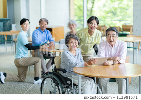 護理設施高級和護理人員 112981571