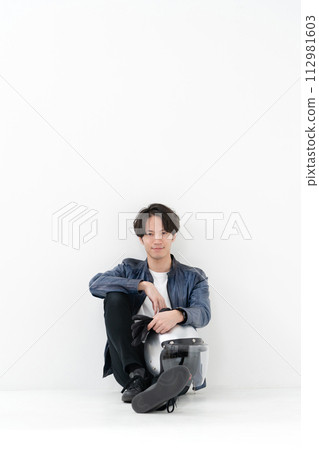 戴著頭盔坐著的男騎手 112981603