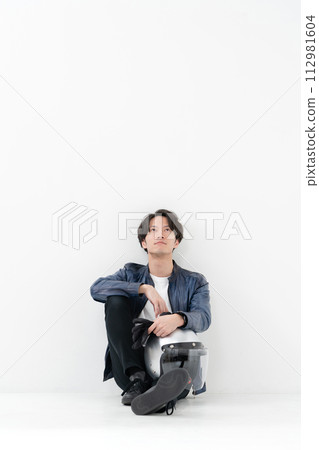 戴著頭盔坐著的男騎手 112981604