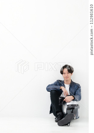 戴著頭盔坐著的男騎手 戴著頭盔坐著的男騎手 112981610