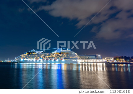 神奈川縣橫濱市橫濱鎚頭鯊和豪華遊輪的夜景 神奈川縣橫濱市橫濱鎚頭鯊和豪華遊輪的夜景 112981618