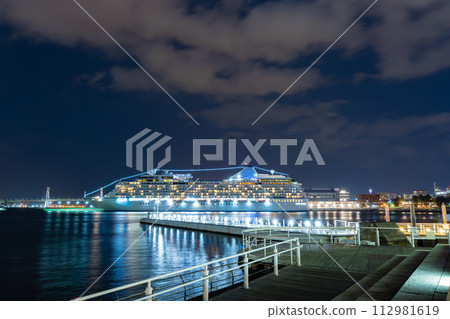 神奈川縣橫濱市橫濱鎚頭鯊和豪華遊輪的夜景 神奈川縣橫濱市橫濱鎚頭鯊和豪華遊輪的夜景 112981619