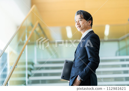 A male employee with a mysterious look, a middle-aged man in a suit, an office worker in a suit A male employee with a mysterious look, a middle-aged man in a suit, an office worker in a suit 112981621