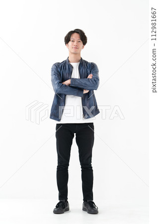 穿著皮夾克、交叉雙臂的男人 112981667