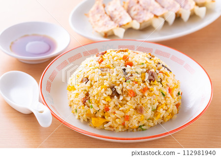 在中餐館吃炒飯和煎餃 112981940