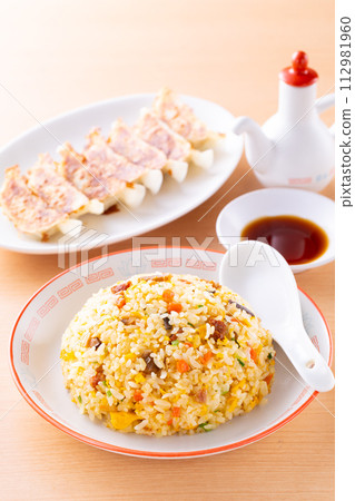 在中餐館吃炒飯和煎餃 在中餐館吃炒飯和煎餃 112981960