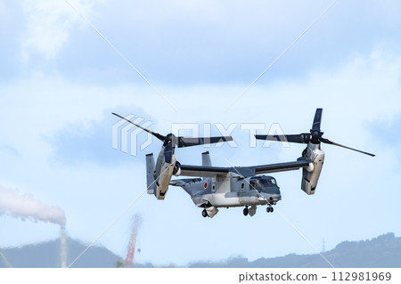 Medium-sized transport aircraft taking off Osprey vertical short-range takeoff and landing aircraft 112981969