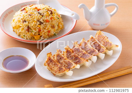 在中餐館吃煎餃炒飯 在中餐館吃煎餃炒飯 112981975