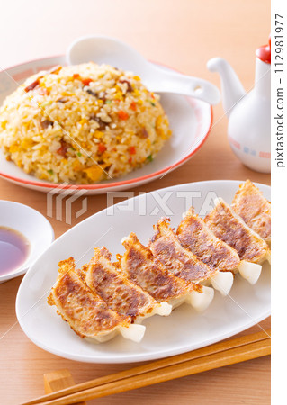 在中餐館吃煎餃炒飯 112981977
