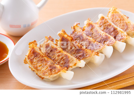 在中餐館吃煎餃 在中餐館吃煎餃 112981995