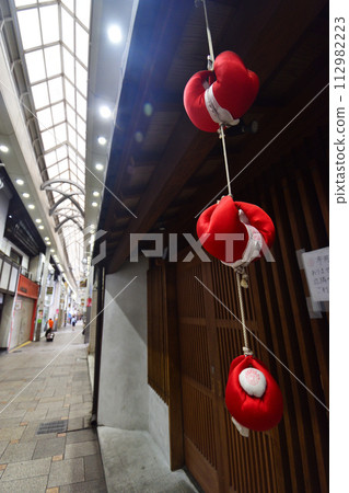 The scapegoat under the eaves 112982223