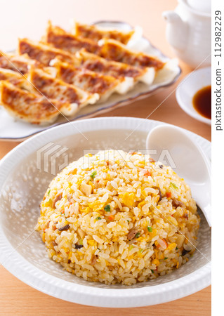 在中餐館吃炒飯和煎餃 112982229