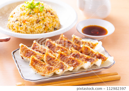 在中餐館吃煎餃炒飯 112982397