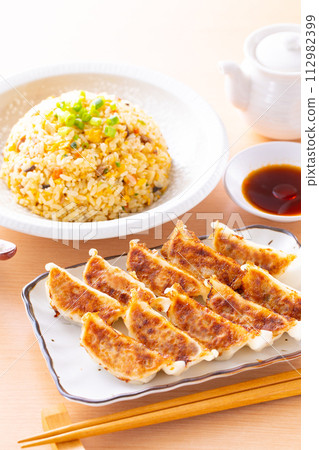 在中餐館吃煎餃炒飯 在中餐館吃煎餃炒飯 112982399