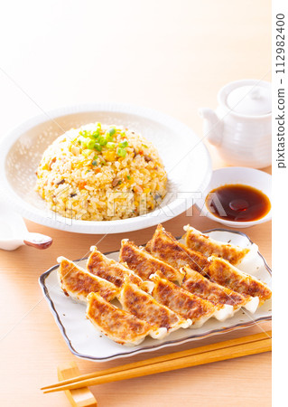 在中餐館吃煎餃炒飯 112982400