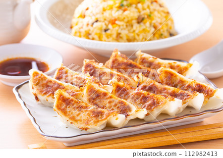 在中餐館吃煎餃炒飯 112982413