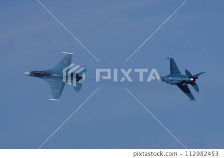 航空自衛隊飛行開發實驗隊的F-2在航空節上進行機動飛行 112982453