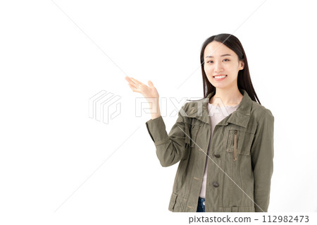 一個女人揮舞著她的手 一個女人揮舞著她的手 112982473