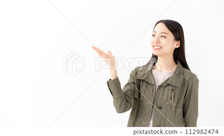 一個女人揮舞著她的手 一個女人揮舞著她的手 112982474