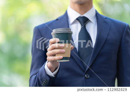 Businessman coffee in hand 112982829
