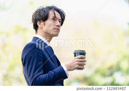Businessman coffee 112983487