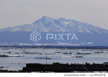 Drift ice of the Sea of Okhotsk and Mt. Shari seen from Abashiri City 112983879