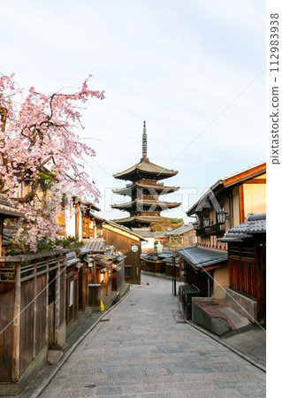 春天的八坂塔,櫻花盛開 春天的八坂塔,櫻花盛開 112983938