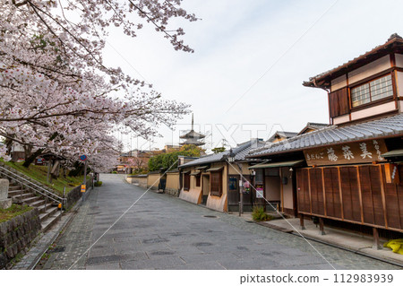 春天的八坂塔，櫻花盛開 112983939