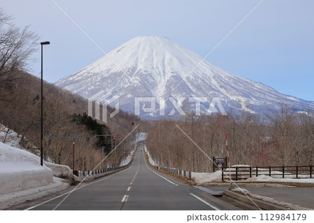從喜茂別町這邊看到殘雪的羊蹄山 112984179