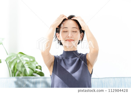 美容形像中年婦女護髮 美容形像中年婦女護髮 112984428