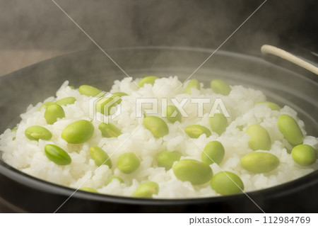 毛豆飯用砂鍋煮 毛豆飯用砂鍋煮 112984769