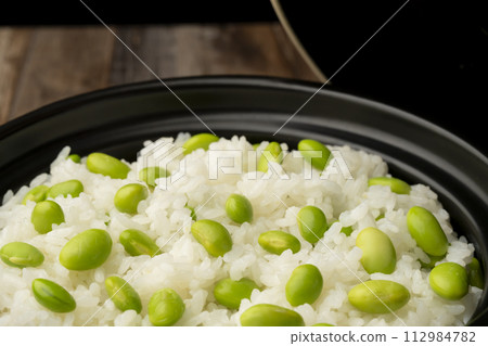 Edamame rice cooked in earthen pot 112984782