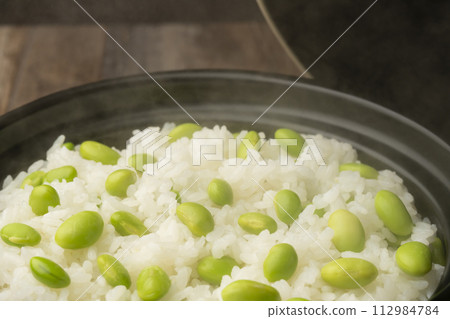 Edamame rice cooked in earthen pot 112984784