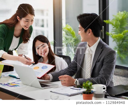 business people having a meeting 112984948