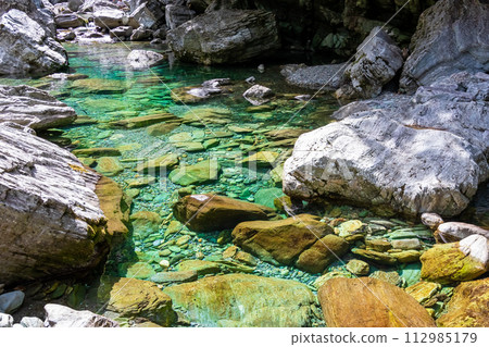 高知縣夏季的安井溪谷仁淀藍 112985179