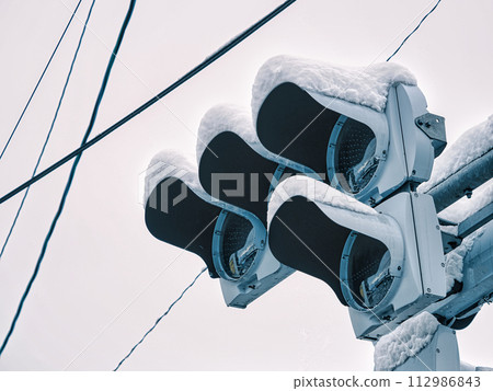 交通燈和電線被雪覆蓋 交通燈和電線被雪覆蓋 112986843