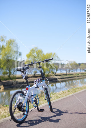 Willows, bicycles, and bicycle paths at Lake Senba in spring 112987082