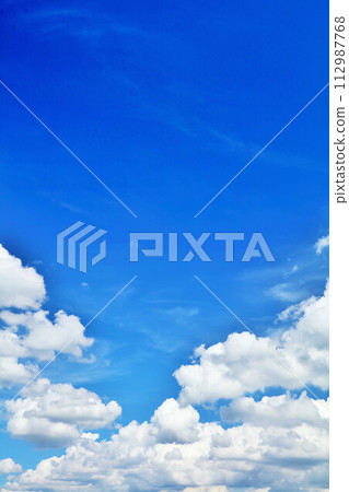 夏天藍天和雲彩 112987768