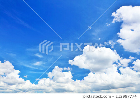 夏天藍天和雲彩 夏天藍天和雲彩 112987774