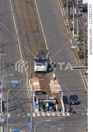 [縱向構圖/修改人數標誌]函館市營電車進入八地頭站及發車 112987777