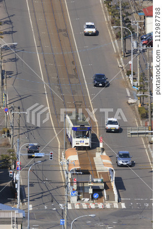 [縱向構圖/修改人數標誌]函館市營電車進入八地頭站及發車 112987788