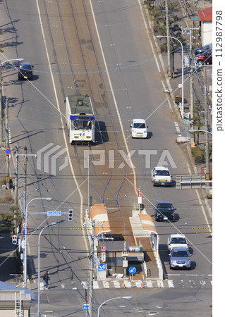 [縱向構圖/修改人數標誌]函館市營電車進入八地頭站及發車 112987798