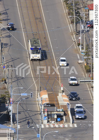 [縱向構圖/修改人數標誌]函館市營電車進入八地頭站及發車 112987800
