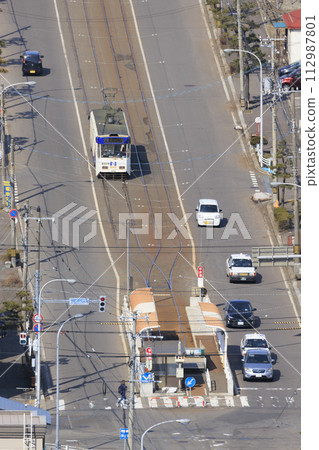 [縱向構圖/修改人數標誌]函館市營電車進入八地頭站及發車 112987801